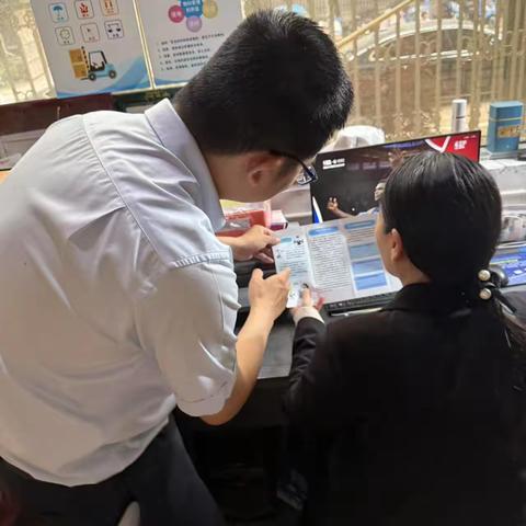 建行温州沙城支行人不拒收人民币及零钱包宣传