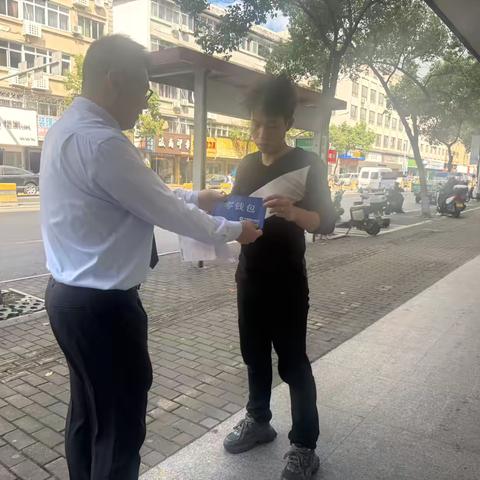 建行沙城支行开展不拒收人民币及零钱包兑换宣传活动