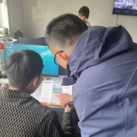 建行沙城支行开展不拒收人民币及零钱包宣传活动