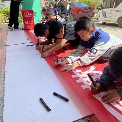 严防欺凌，你我同行--东张孟中心小学防欺凌签字活动