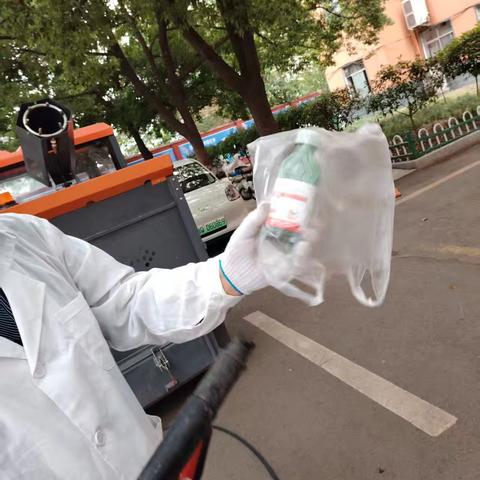 驻马店经济开发区高级中学校园消杀工作纪实：防蚊虫保健康，筑牢卫生安全防线