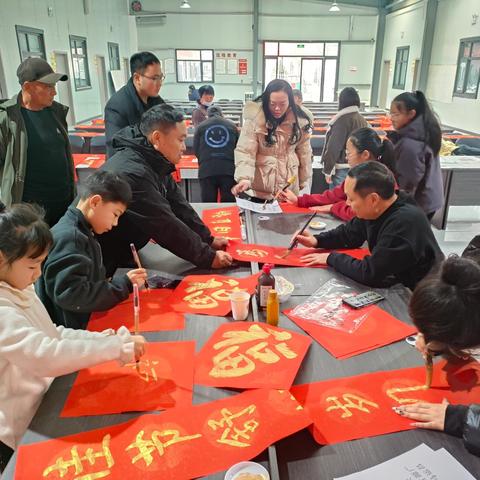 “笔墨凝香迎新春 春联送福颂和谐 ” 紫荆路街道人和社区开展义写春联活动