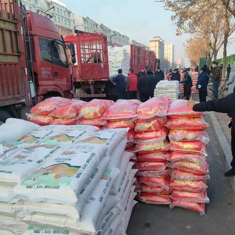 紫荆路街道北官庄村为全村4000余名群众发放大米、面粉、食用油等春节福利