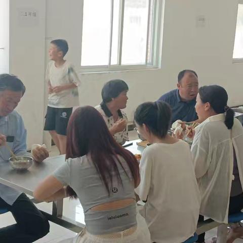 家校共护“舌尖上的安全” ——家长陪餐纪实