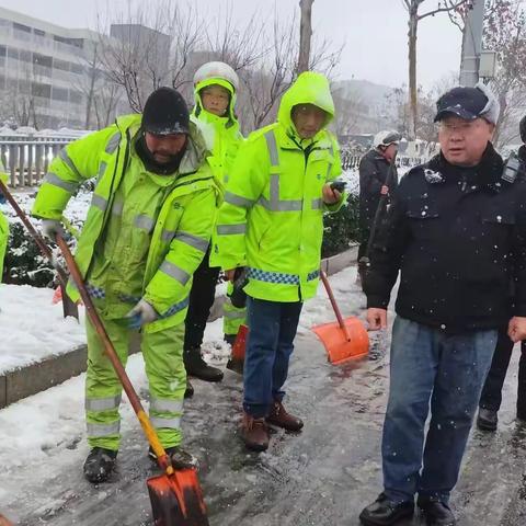 应对下班高峰 市中环卫开启循环清雪模式