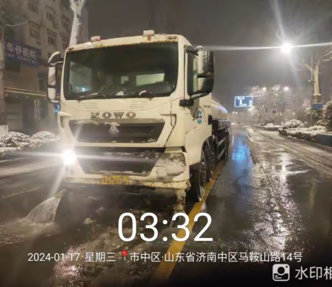 闻雪为令 市中城管连夜奋战保畅通