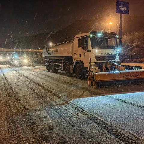 闻雪为令 昼夜坚守 市中城管清雪除冰保畅通