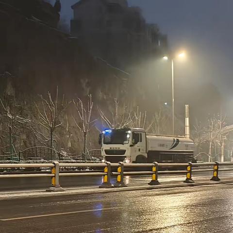 闻雪为令 市中城管连夜奋战保畅通