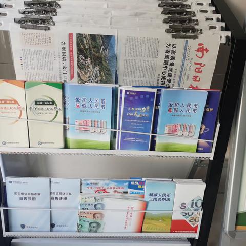 中原银行南阳振兴支行开展“拒收人民币现金”宣传活动