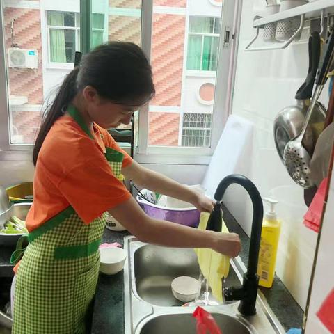 劳动，点亮成长的光---五年段暑期劳动剪影