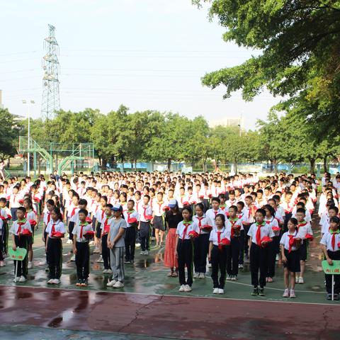 做奋发有为学子  展和雅少年风采——桦珑学校六年级誓师动员大会