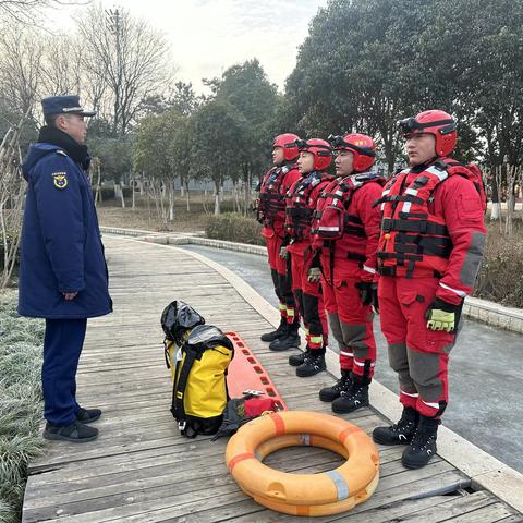 秦汉消防紧盯实战需要开展冰面救援训练