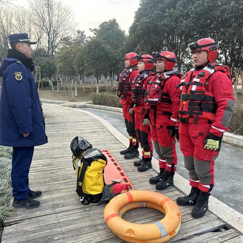 “三九”不惧寒 苦练救援功——秦汉消防开展冰面救援实战化专项训练