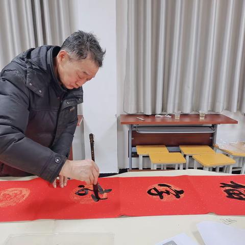 迎新纳福写春联 翰墨飘香润城关——洛阳市硬笔书法家协会义务写春联走进城关教育