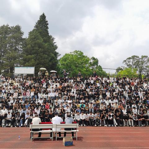 2025年4月24日翠华中学邀请杰出学子徐武忠回母校作励志教育报告