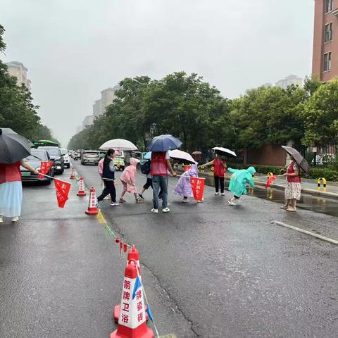 携手护学 共筑安全 ——召陵区实验中学小学部一（2）班家长志愿者护学岗活动