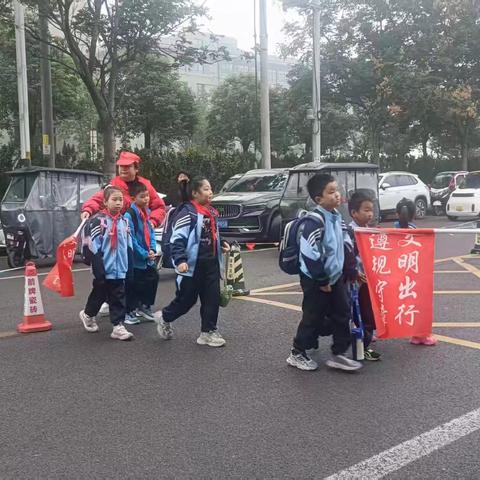 爱心站岗，为成长护航——召陵区实验中学小学部汾河路校区二（11）班家长护学岗活动