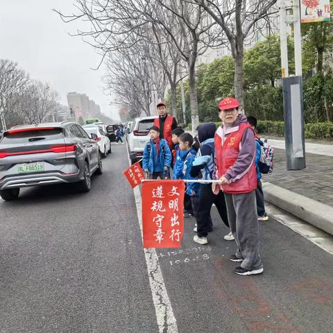 安全无小事，护学见真情——记录二（11）班护学岗活动