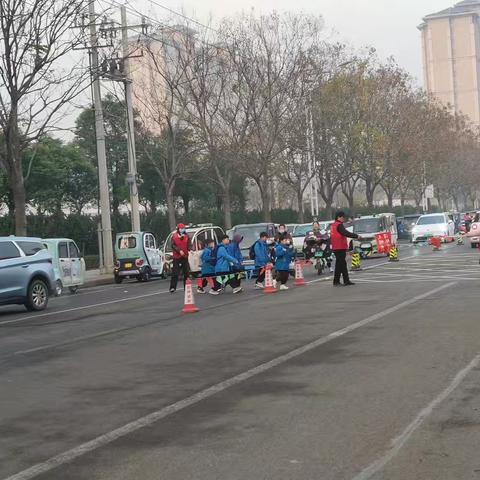 家校携手，护学情深！ ——召陵区实验中学汾河路校区二（11）班护学岗活动 ‍ ‍ ‍ ‍ ‍