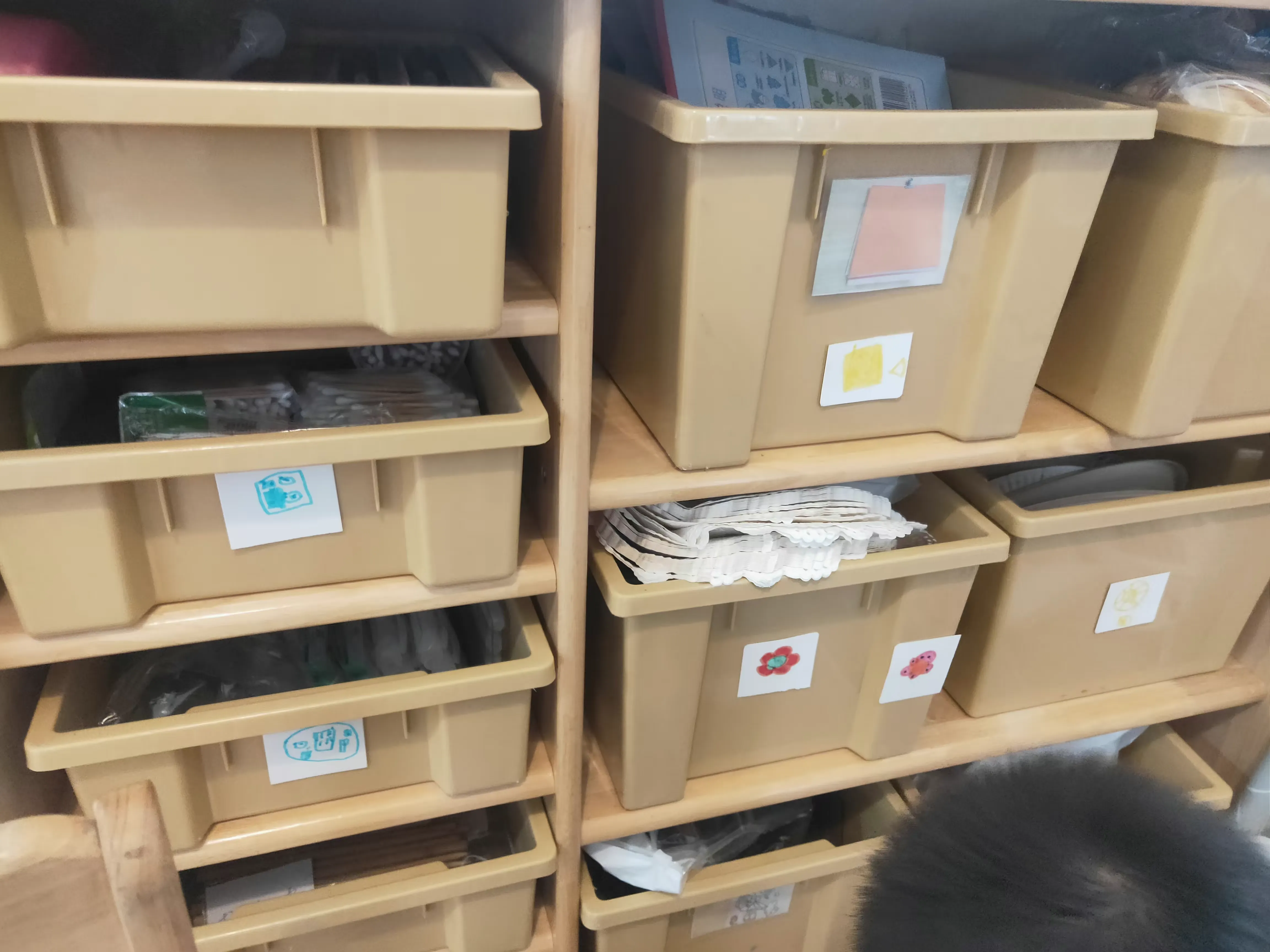 幼儿园里的阅览室,烘焙室,美工室,美术室,纸艺室,鞋柜区都贴上了标签