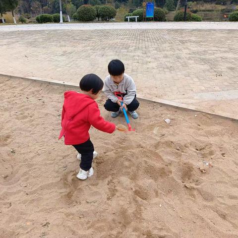 关爱幼儿幸福成长--周日嘻嘻哈哈早闲公园活动。