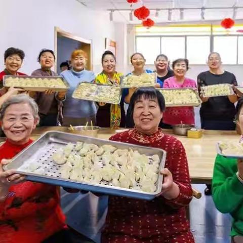 广仁老年公寓冬至暖心包饺子活动 情暖冬至 饺香满园