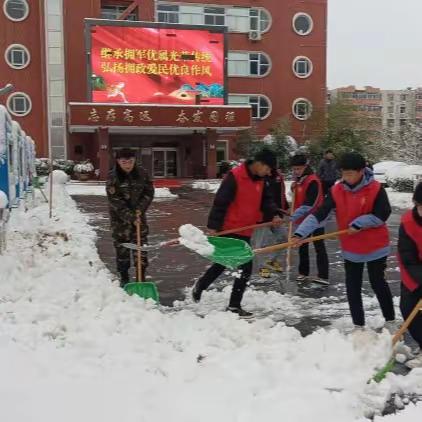 雪漫校园 扫暖人心 23建筑一班值周扫雪