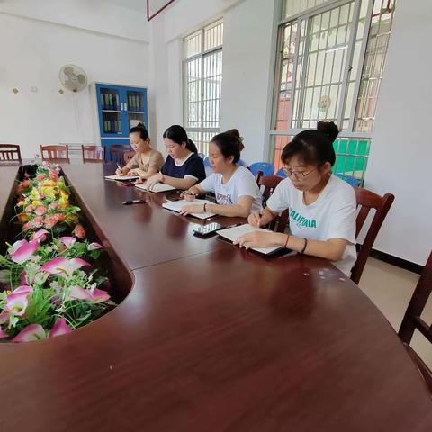 小班数学活动—《剥花生》