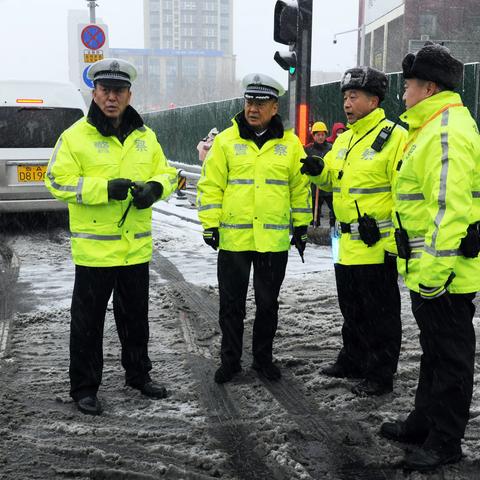 大雪如约而至 济南交警全力以赴保平安