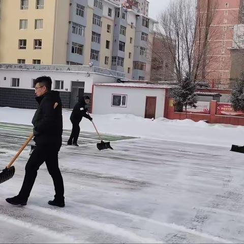 平城区教育系统开展清理积雪行动