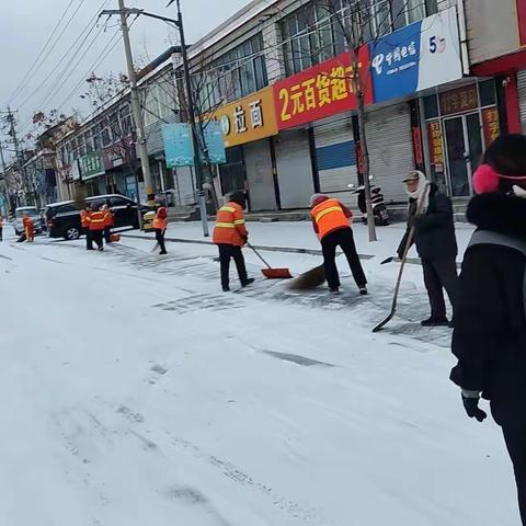 清雪除冰暖寒冬 齐心协力保畅通