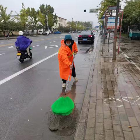 雨中的橘红色——油田清扫公司环卫工人坚守岗位冒雨作业