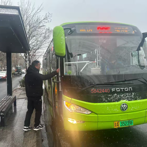 第六车队积极应对雨雪天气，全力保障运营安全