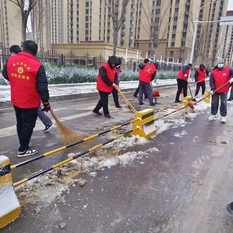 风雪弥漫处、扫雪情意浓