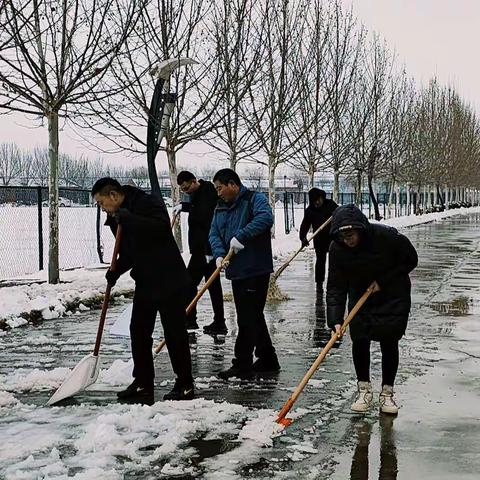 东明县刘楼镇初级中学开展“铲雪除冰暖人心”活动