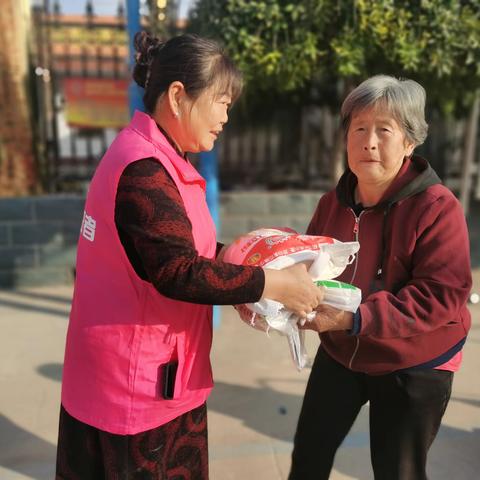 “九九重阳 浓浓关爱”诸福屯社区巾帼志愿者 开展重阳节慰问活动