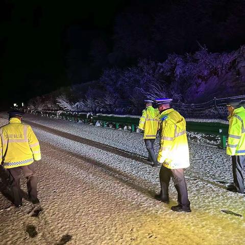 雪夜无眠 护航有我—宝鸡高速路政交警连夜奋战除雪保通