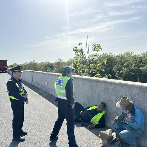 高速上货车驾驶员被蜜蜂蜇伤过敏  宝鸡市高速路政第二支队五大队紧急救援