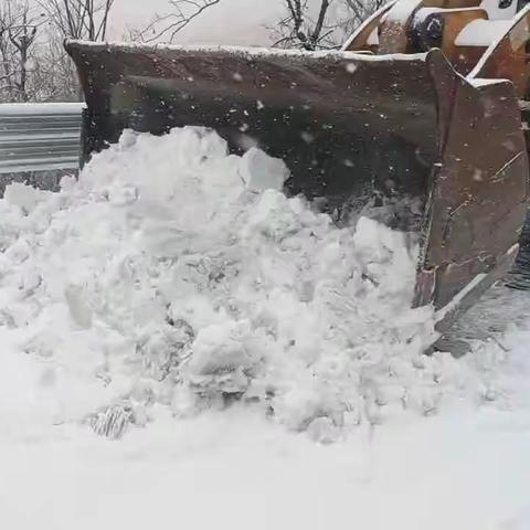 风雪中的平山公路人