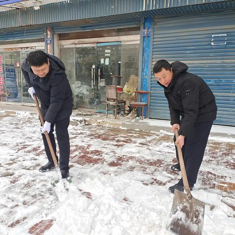 南乐县交通运输局执法大队 清除积雪保畅通