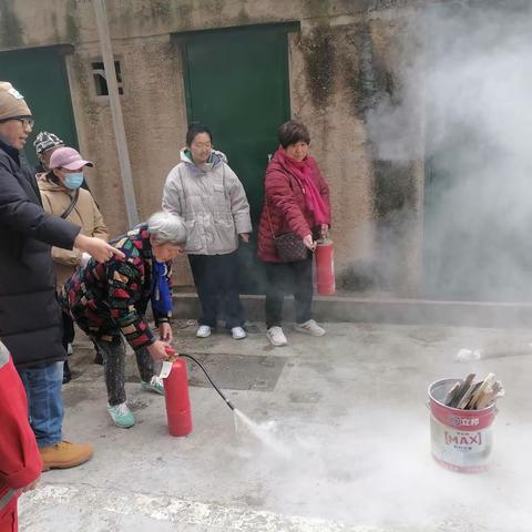 时刻紧绷安全弦，消防演练走在前——临湖社区举行消防演练暨安全知识讲座