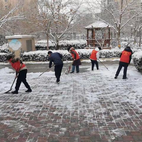 清积雪、除残冰，方安社区巾帼志愿者在行动