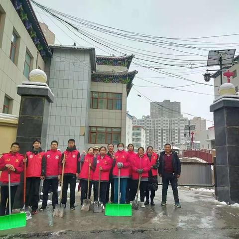 【临县四中2103班】 初冬迎瑞雪，扫雪暖人心