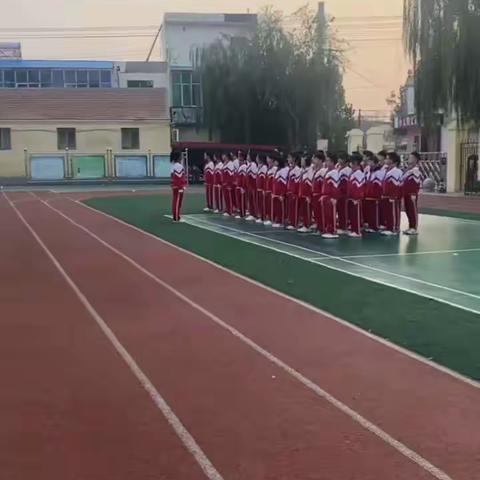 随着社会的发展和学生的学习压力增加，小学生的身体素质逐渐下降。为了提高小学生的身体素质，培养他们的爱好和兴趣，我校决定开展俩操一课活动