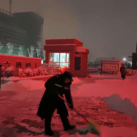 2004年1月16日全体老师校园除雪。