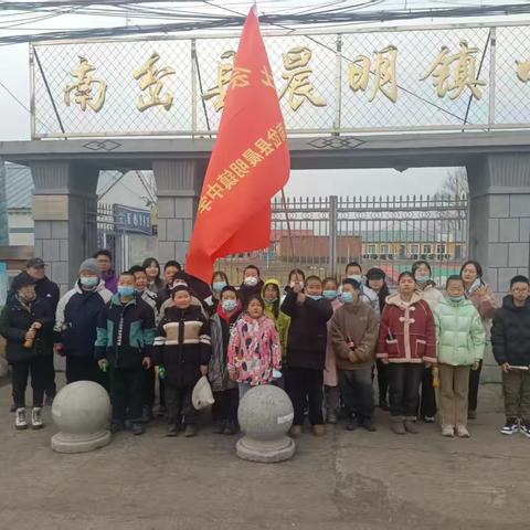 参观木耳基地 感受自然馈赠 ——校园主题实践活动