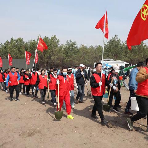 交通银行大庆分行组织开展“学做铁人心向党 大庆交行勇担当”植树活动