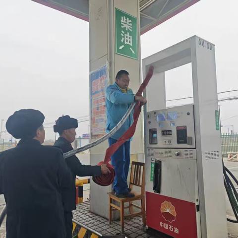 克拉玛依销售公司三坪加油站：寒潮来袭，为加油枪“穿棉衣”保供应
