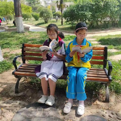 绿化队季丽果亲子温馨阅读时光