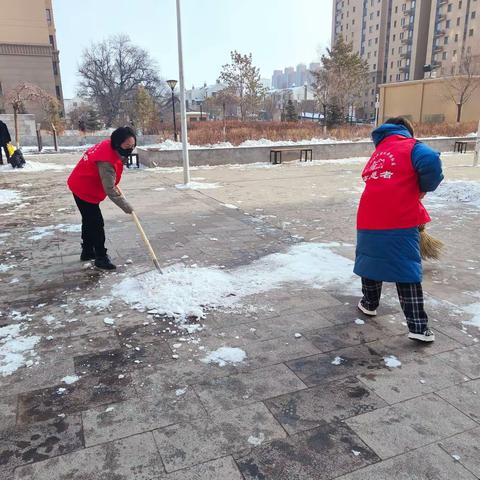 冬日暖人心，扫雪我先行